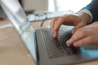 Empresário digitando no laptop